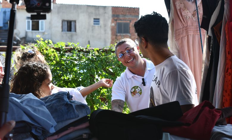 Gil Torres, sorrindo, aborda eleitores nas ruas de Itaguaí.