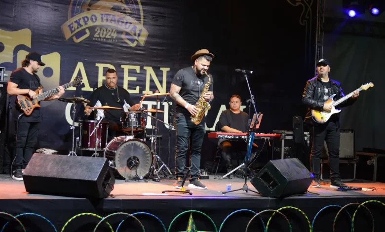 Igor Victor no palco, com músicos ao fundo.