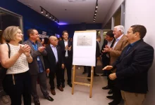 Membros do Sebrae Rio inauguram nova unidade em Nova Iguaçu e descerram a placa comemorativa (Foto: Divulgação Sebrae Rio)