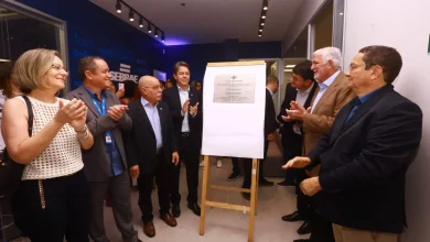 Membros do Sebrae Rio inauguram nova unidade em Nova Iguaçu e descerram a placa comemorativa (Foto: Divulgação Sebrae Rio)