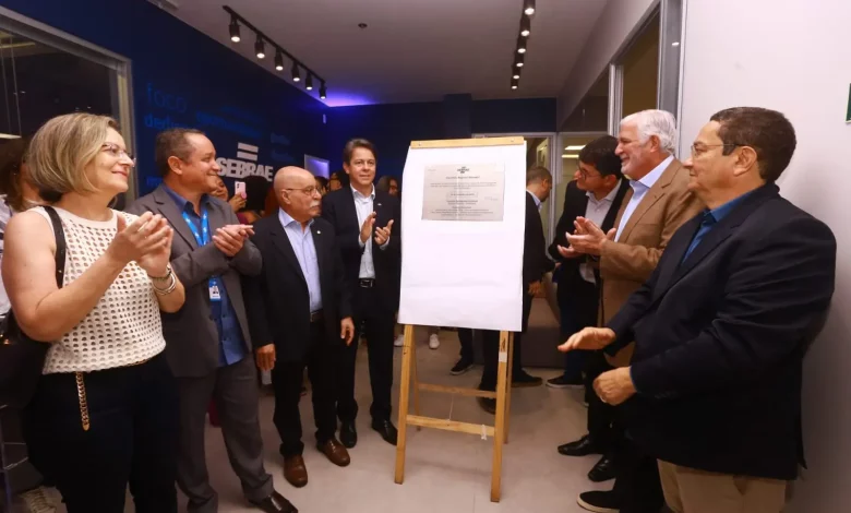 Membros do Sebrae Rio inauguram nova unidade em Nova Iguaçu e descerram a placa comemorativa (Foto: Divulgação Sebrae Rio)