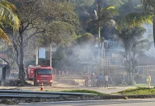 Foto mostra destruição da loja e carro de bombeiro parado ao lado.