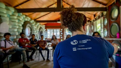 Jovens reunidos em uma sala discutem sobre meio ambiente e temas correlacionados nas localidades onde vivem