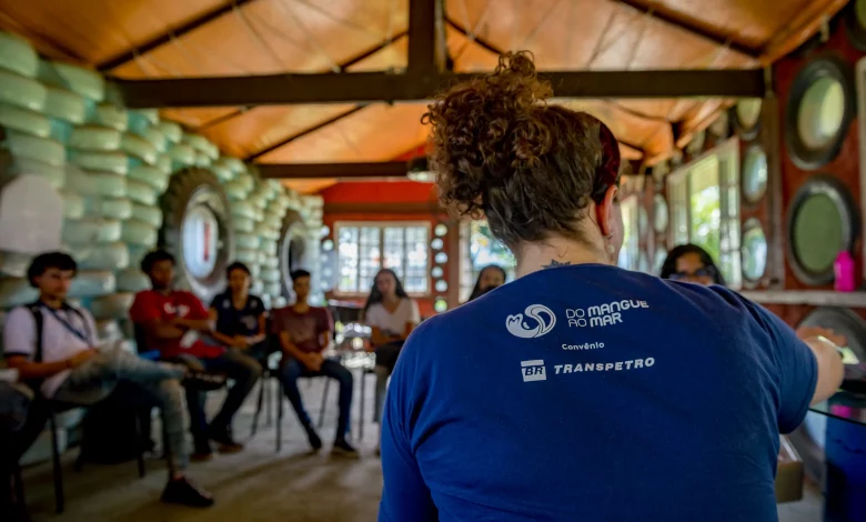 Jovens reunidos em uma sala discutem sobre meio ambiente e temas correlacionados nas localidades onde vivem