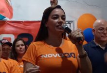 Kelaine Goulart com microfone fala para os correligionários durante sua convenção partidária (Foto: Divulgação)