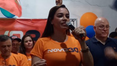 Kelaine Goulart com microfone fala para os correligionários durante sua convenção partidária (Foto: Divulgação)