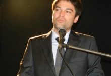 Luciano Mota, em foto na qual ele aparece falando ao microfone.