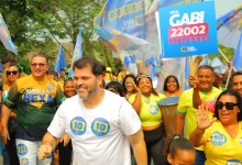 Luiz Cláudio faz caminhada pelas ruas de Mangaratiba, em campanha eleitoral para prefeito.