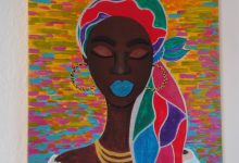 Quadro pintado pela artista plástica Thaís Guerra, uma negra com um lenço colorido e batom azul