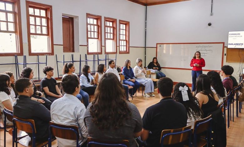 Parlamentares juvenis durante capacitação