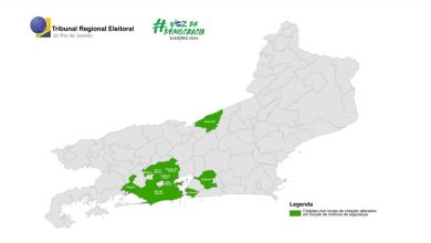 Cerca de um milhão de eleitores em todo o estado foram realocados para 444 novos locais de votação para as eleições de outubro de 2024. A Justiça Eleitoral recomenda que os eleitores verifiquem seus novos locais de votação antecipadamente, utilizando o site oficial do TRE-RJ, o aplicativo e-Título, ou o Disque TRE-RJ, no número (21) 3436-9000.
