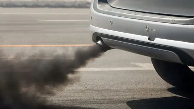 Escapamento do carro com fumaça preta.