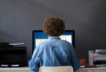 Quem já concluiu ou está cursando o Ensino Médio e se identifica com o gênero feminino ou não-binário pode participar de uma iniciativa totalmente online e gratuita da USP que ensina programação. É o curso Meninas Programadoras: Introdução à Programação para alunas do Ensino Médio ou concluintes, que está com inscrições abertas até domingo, 8 de setembro.