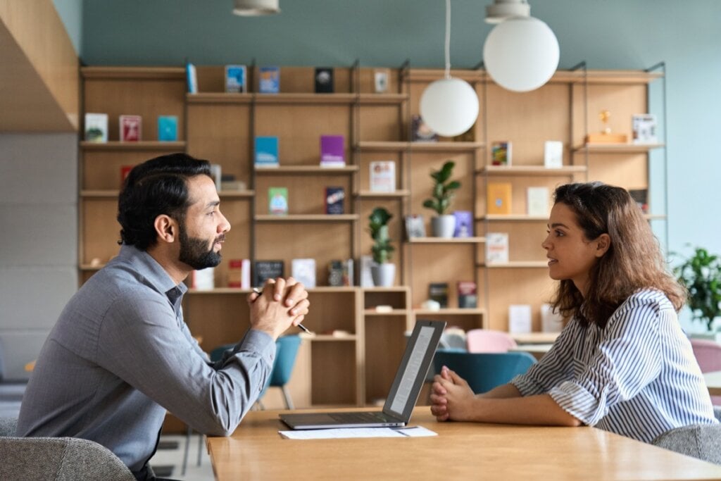 Mulher em entrevista de emprego com homem conduzindo