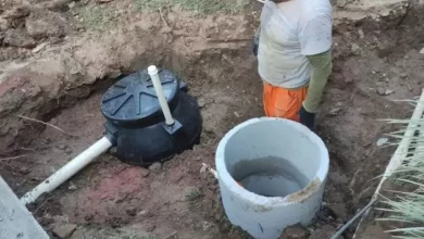 Homem observa a instalação de biodigestores