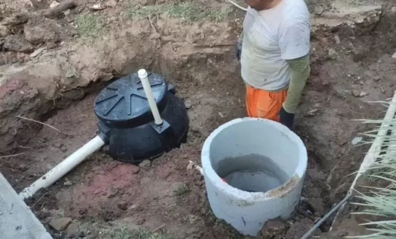 Homem observa a instalação de biodigestores