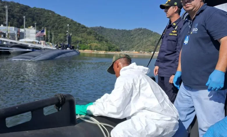 Militares da Marinha do Brasil e técnicos do IRD