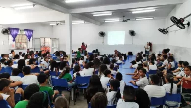 Alunos da Escola Municipal Maria Guilhermina durante evento na sala de aula