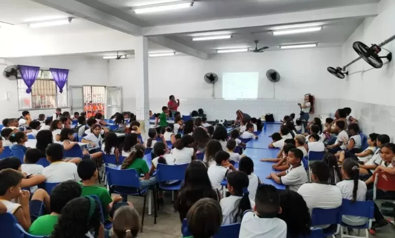 Alunos da Escola Municipal Maria Guilhermina durante evento na sala de aula