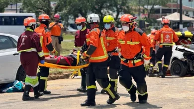 Equipe de resgaste socorrendo uma das vítimas