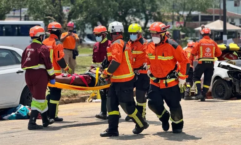 Equipe de resgaste socorrendo uma das vítimas