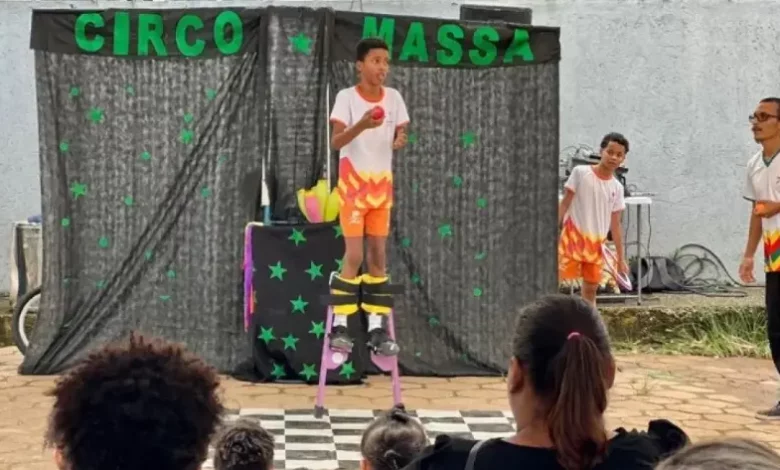 Apresentação circense no Container das Artes em Itacuruçá