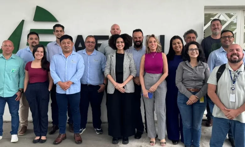 Foto com os participantes da reunião da Aedin