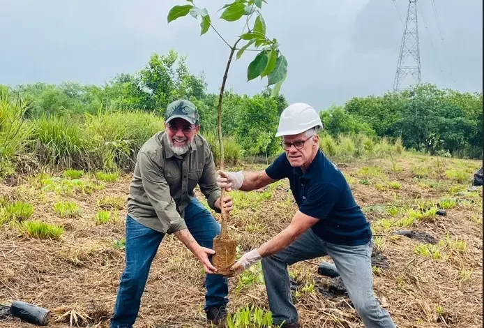 Secretário do Ambiente, Antônio Marcos Barreto, e o diretor da Karpowership, Gilberto Bueni, plantam muda em Itaguaí na área do projeto da empresa