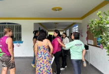 Idosos no Núcelo da Terceira Idada da Praia do Saco.