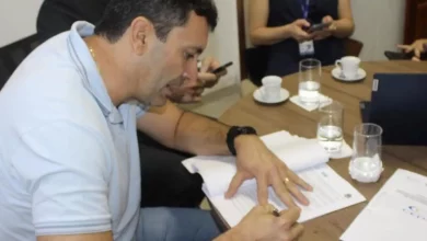 Prefeito Alan Bombeiro assinando a renovação do contrato com a Cedae.