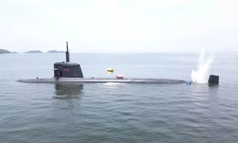 Submarino Tonelero durante manobras de estática