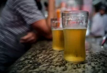 Dois copos de chope no balcão de um bar