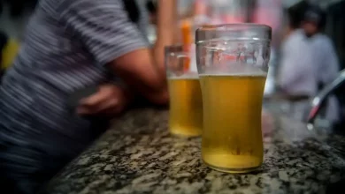 Dois copos de chope no balcão de um bar