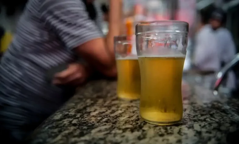 Dois copos de chope no balcão de um bar