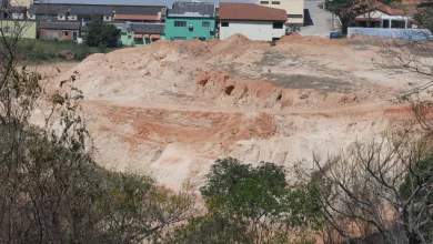 Terreno com desmatamento, corte total de áreas de morro, extração irregular de terra e movimentação do solo