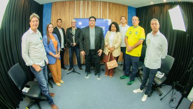 Candidatos e organizadores posam no estúdio Atual