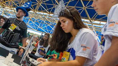 Alunos durante torneio de robótica