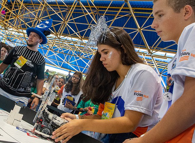 Alunos durante torneio de robótica