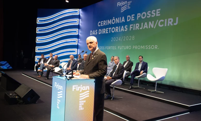 Luiz Césio Caetano discursa na cerimônia de posse das diretorias da Firjan