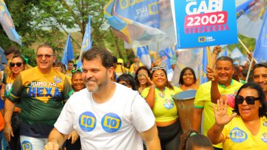 Luiz Claudio caminha em meio a entusiastas da sua campanha, na rua, em Mangaratiba