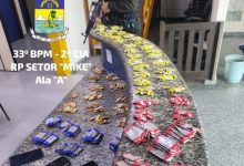 Drogas e celulares dos menores apreendidos na balcão da delegacia (Foto: Divulgação)