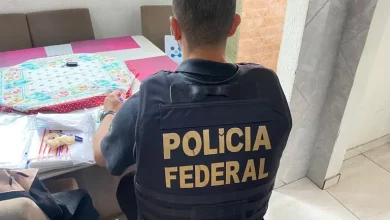 Policial observa mesa com documentos