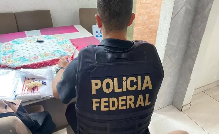 Policial observa mesa com documentos