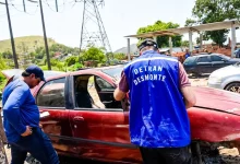 Dois agentes da operação vistoriando um dos ferros-velhos