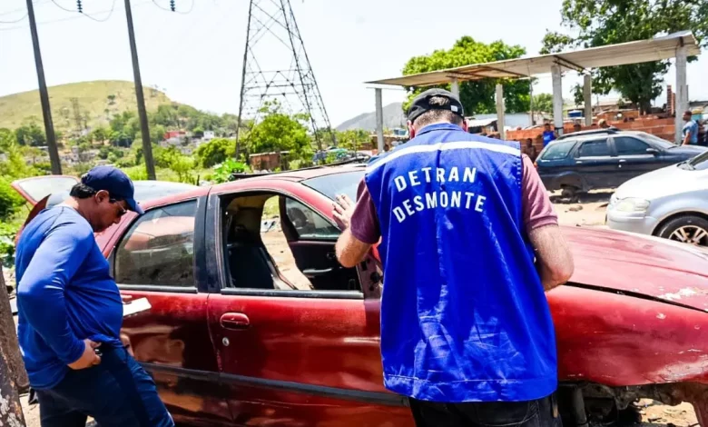 Dois agentes da operação vistoriando um dos ferros-velhos