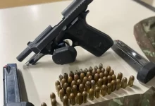 Pistola Taurus calibre .380 com numeração suprimida, três carregadores, 55 munições, duas balaclavas e três cartões bancários