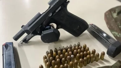 Pistola Taurus calibre .380 com numeração suprimida, três carregadores, 55 munições, duas balaclavas e três cartões bancários