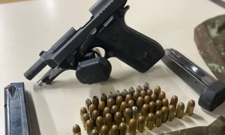 Pistola Taurus calibre .380 com numeração suprimida, três carregadores, 55 munições, duas balaclavas e três cartões bancários