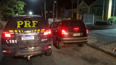 Carro da PRF ao lado do carro clonado: ação eficaz da polícia consegue coibir mais um crime (Foto: Divulgação PRF)