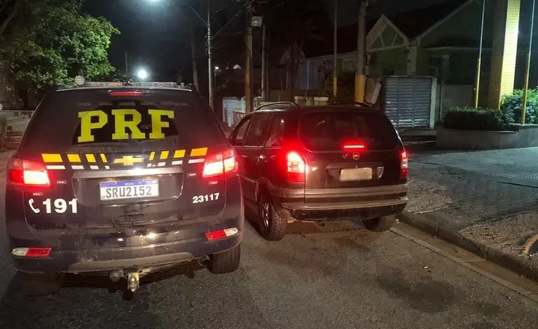 Carro da PRF ao lado do carro clonado: ação eficaz da polícia consegue coibir mais um crime (Foto: Divulgação PRF)